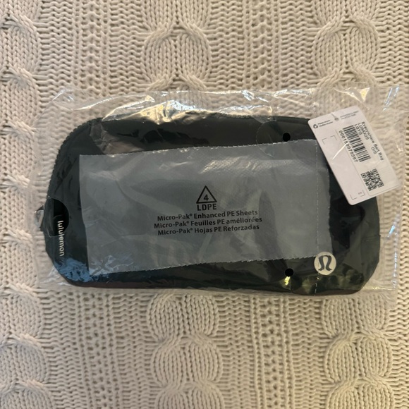 Lululemon Everywhere Belt Bag in Legacy Green 1L - Picture 1 of 4
